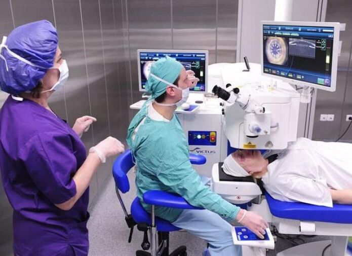 Pri raztrganinah mrežnice se izvaja laserska koagulacija